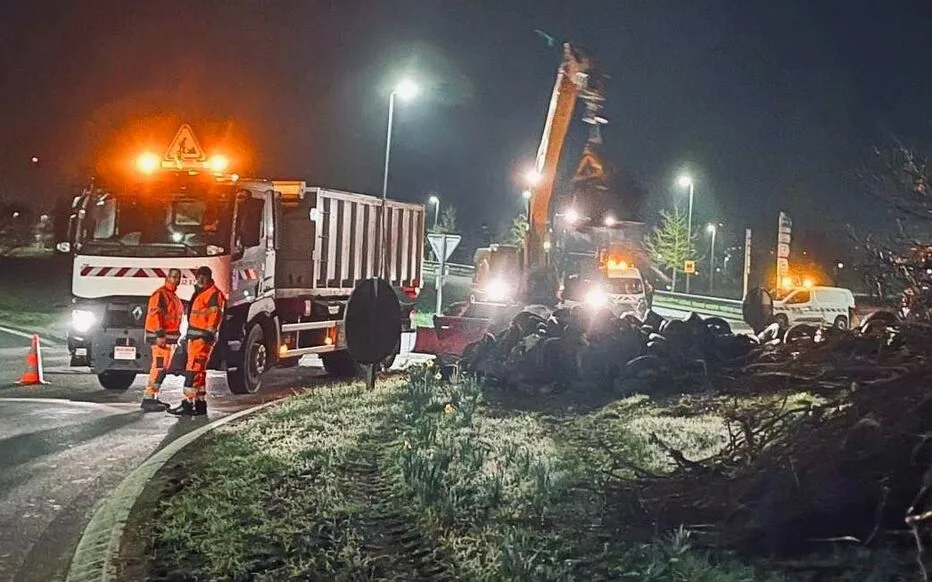 La colère des agriculteurs : les pneus du conflit restent sur le rond-point