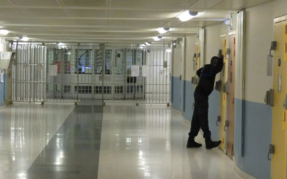 Un gardien de prison condamné pour corruption et violation du secret professionnel