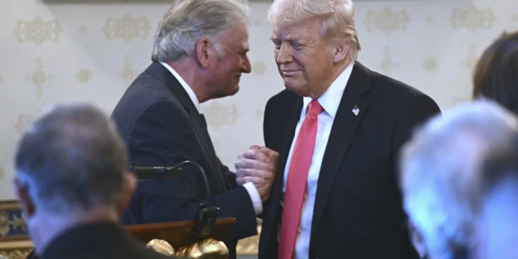 Franklin Graham Defends Trump: No Religious Symbole in Image.