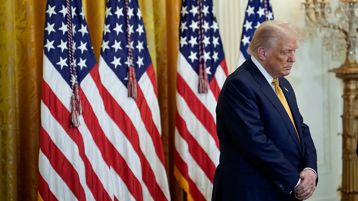 Franklin Graham Defends Trump: No Religious Symbole in Image.