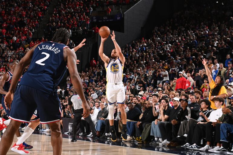 Stephen Curry leads Warriors past Clippers to secure eighth seed