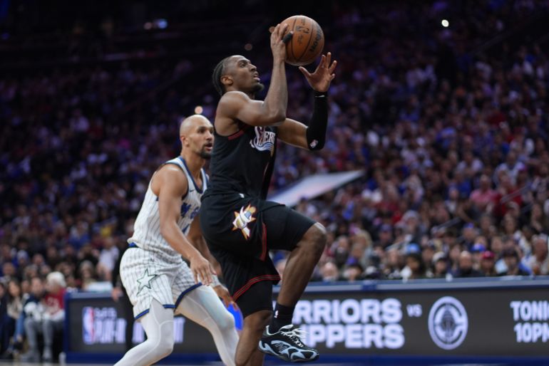Stephen Curry leads Warriors past Clippers to secure eighth seed