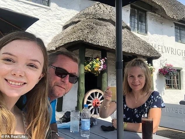 Wife reveals warning signs her husband missed before early-onset Alzheimer's diagnosis