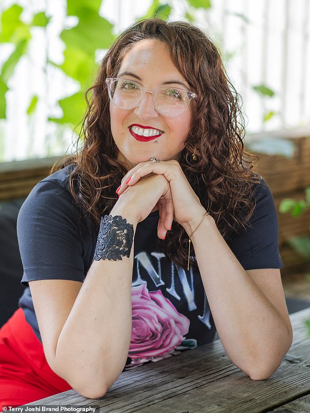 Former detective Kendall Platt battles insomnia after leaving forensic work.