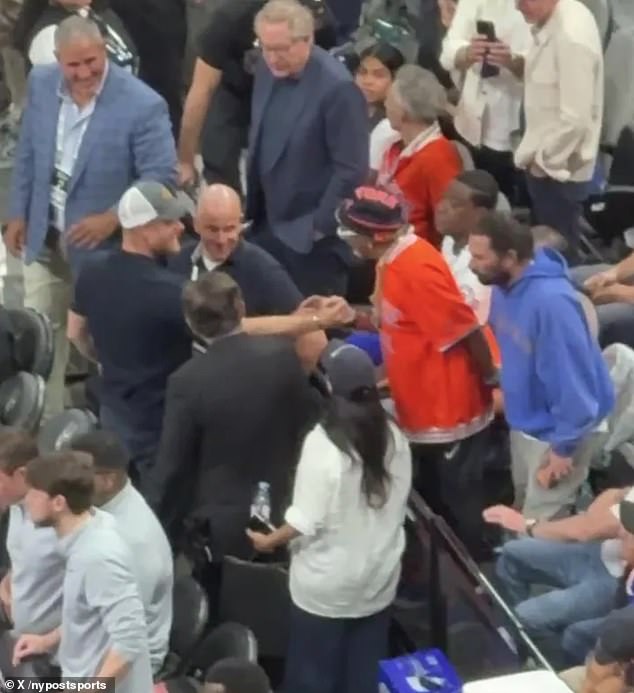 Spike Lee et le prince Harry se disputent lors des finales NBA.