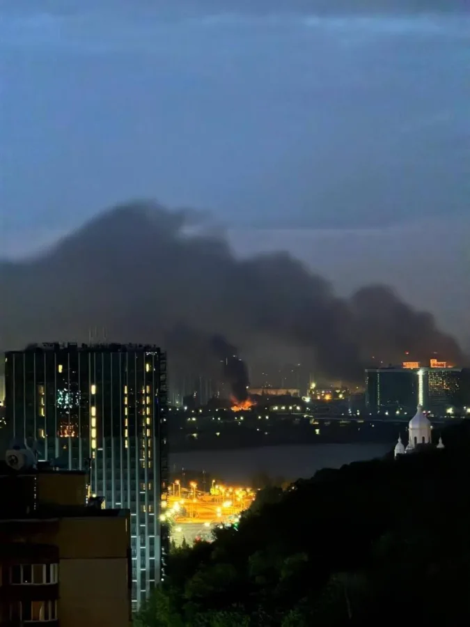 Russie intensifie ses frappes à Kyiv visant les usines de drones et de missiles.