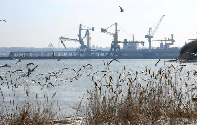 L'Ukraine ferme la mer d'Azov, réduisant potentiellement les exportations de céréales russes d'un quart.