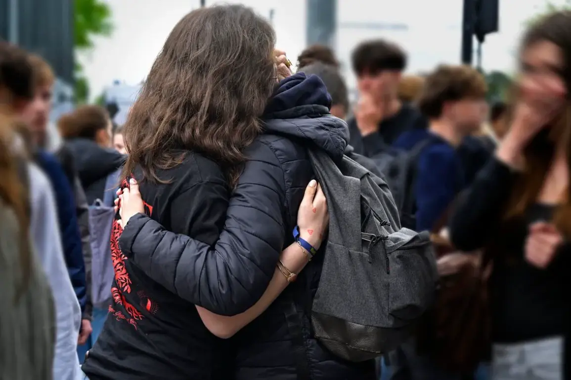 Adolescent déguisé en pirate, il entre dans un lycée avec une arme et un couteau