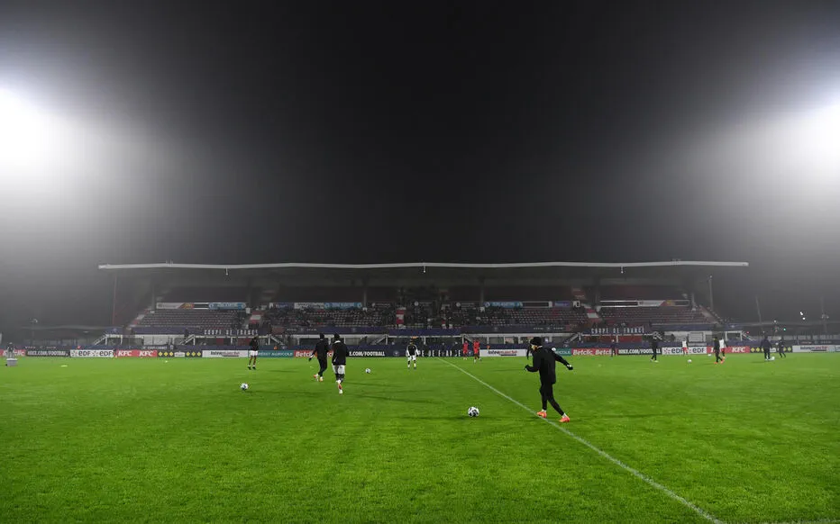 Arbitre blessé lors du derby Quevilly-Rouen : un incident qui met en lumière les problèmes de hooliganisme dans le football français