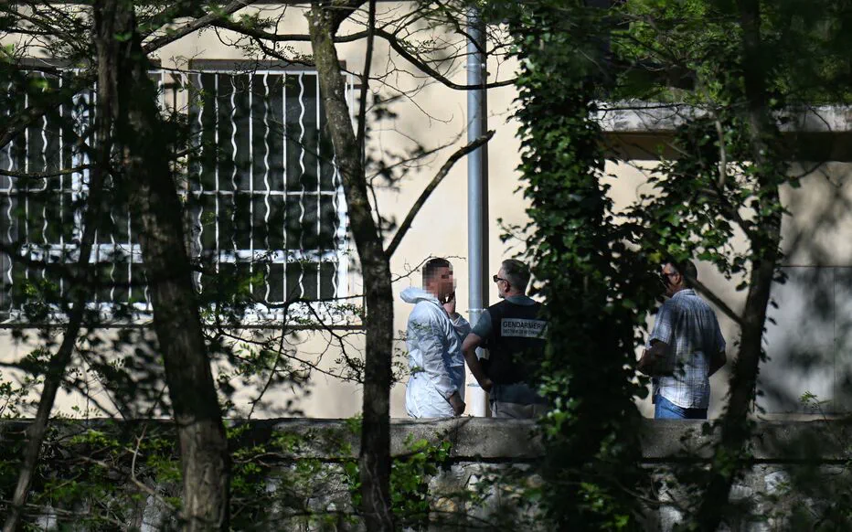 Attaque mortelle dans une mosquée en France : un suspect en fuite et des questions sans réponse