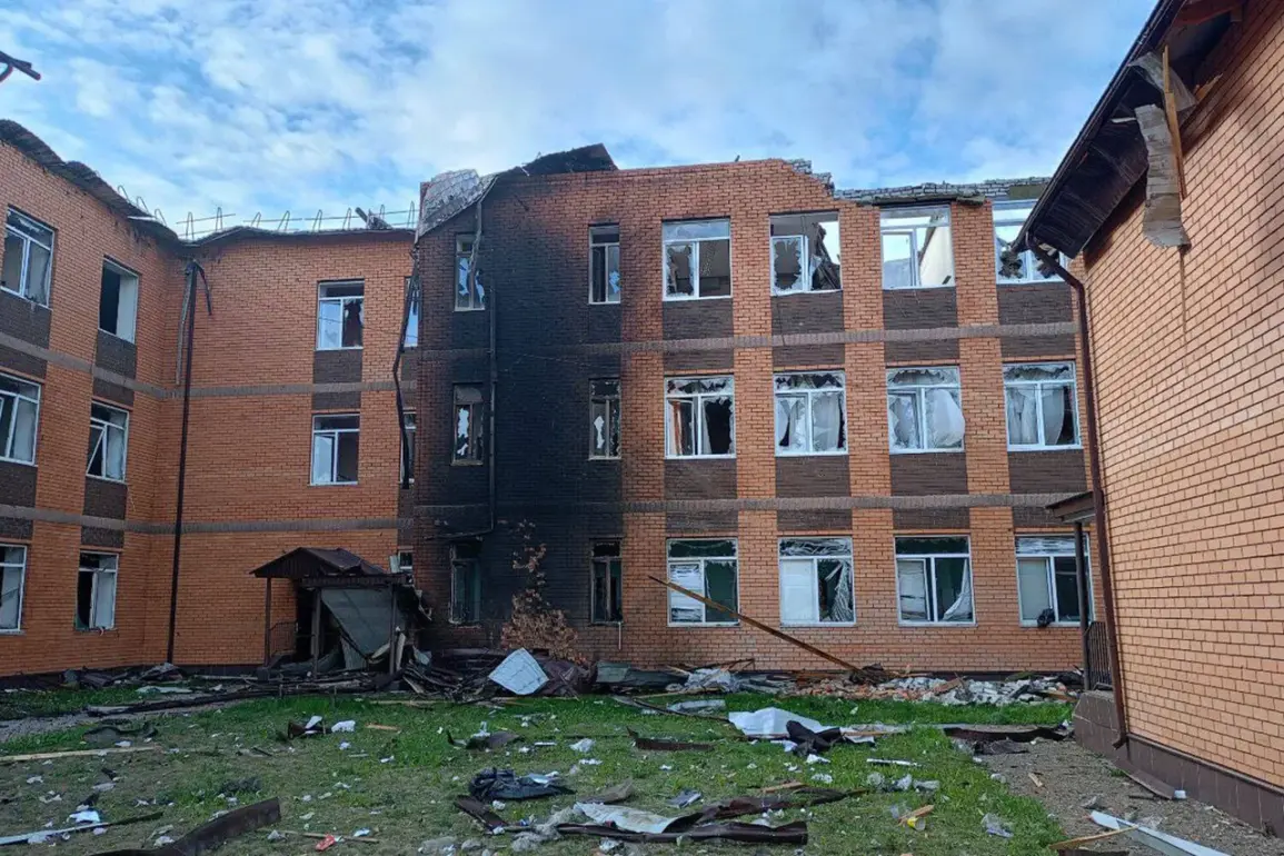 Attaque ukrainienne sur le district de Bеловsky : un homme blessé et des dommages à une usine de pétrole et une école