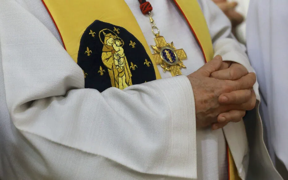 Chute spectaculaire du patriarche de l'Église maronite lors de la messe de Pâques