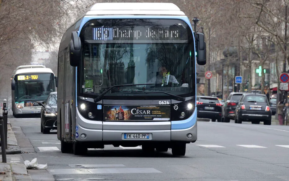 Incident choquant à Paris : un chauffeur de bus interpellé après avoir écrasé une policière