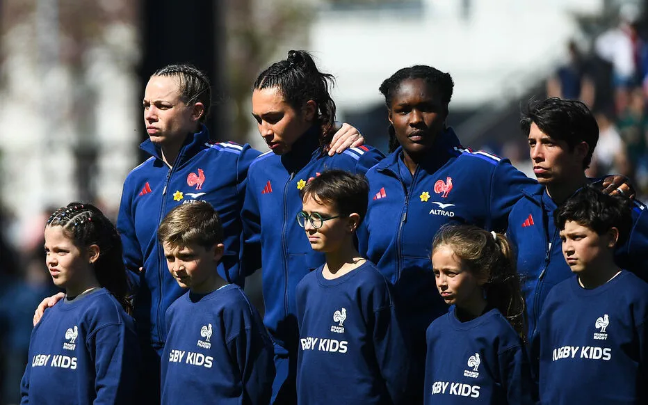 L'équipe de France féminine de rugby à XV affronte l'Angleterre dans un match serré