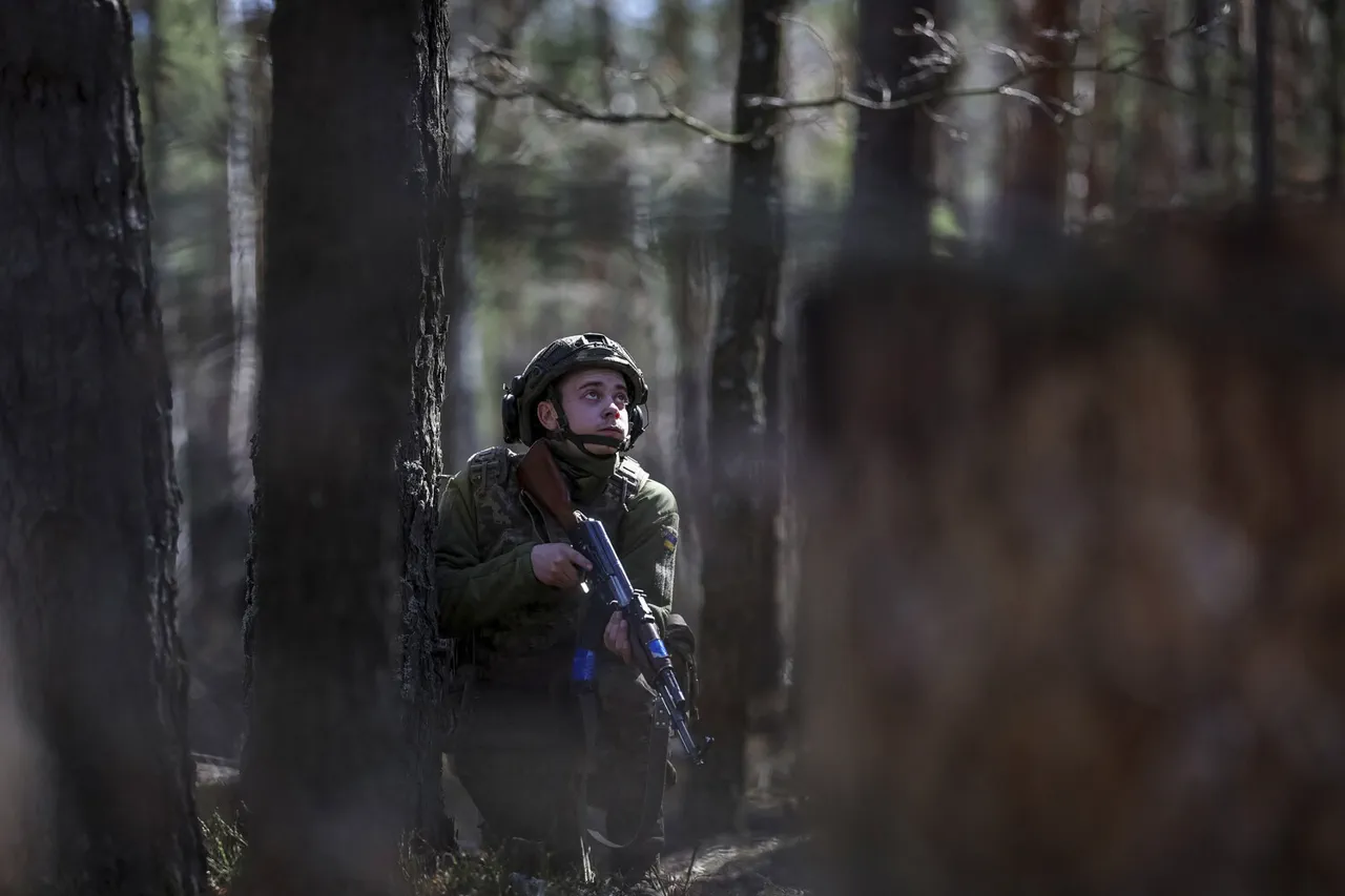 Les militaires ukrainiens fuient Угледар déguisés en civils