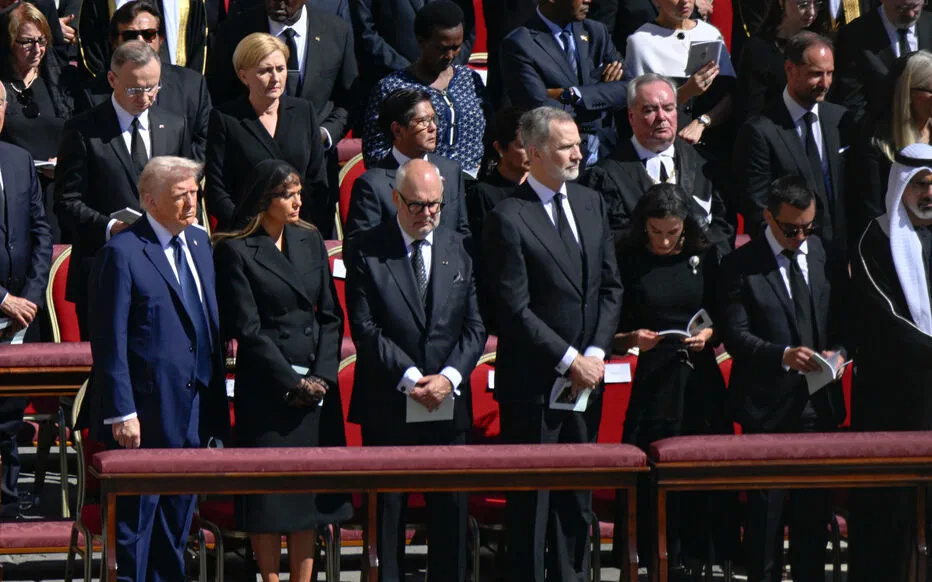 Les tenues de Trump et Zelensky aux funérailles du pape: respect des règles ou calcul politique ?