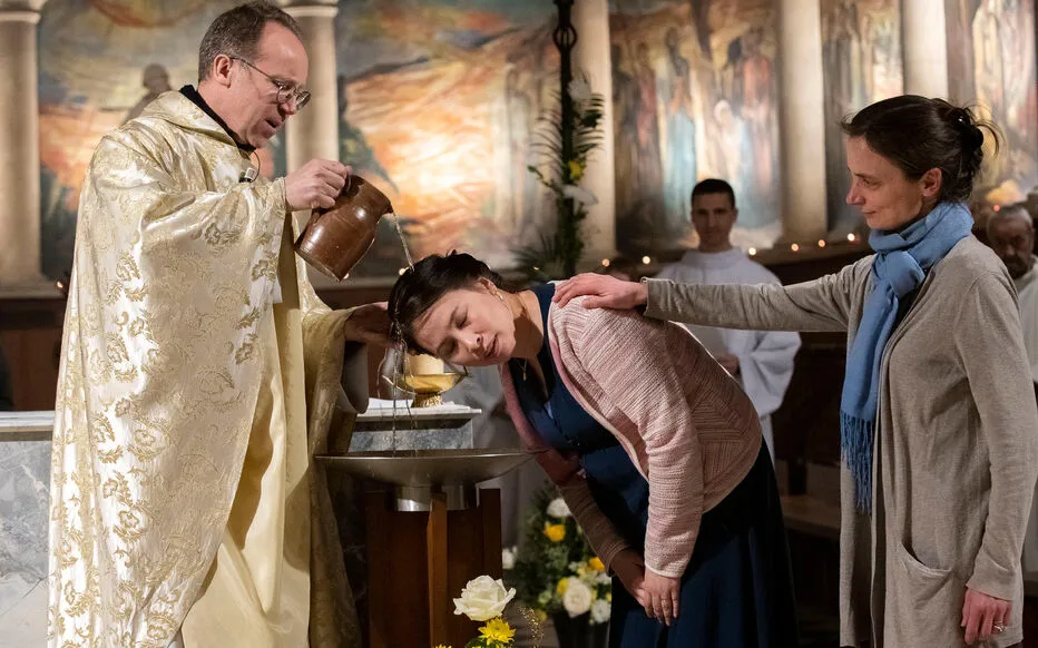 Nathaël se fait baptiser dans un baptistère géant : une expérience religieuse unique