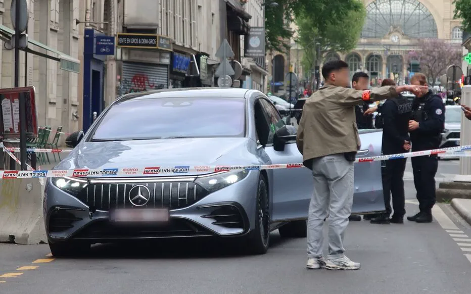 Paris : une voiture avec des impacts de balles dans le 75e arrondissement