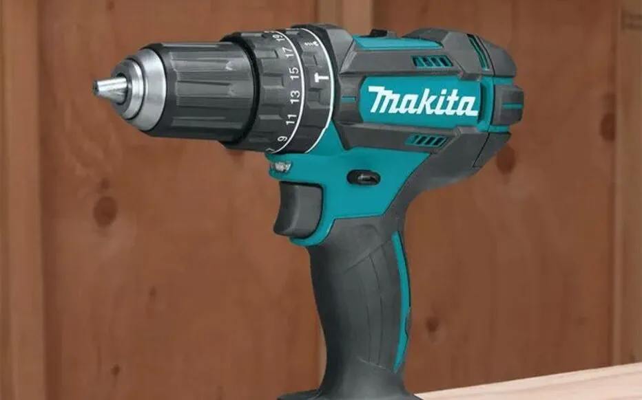 Perceuse-visseuse à percussion Makita DHP482Z : un outil polyvalent et puissant