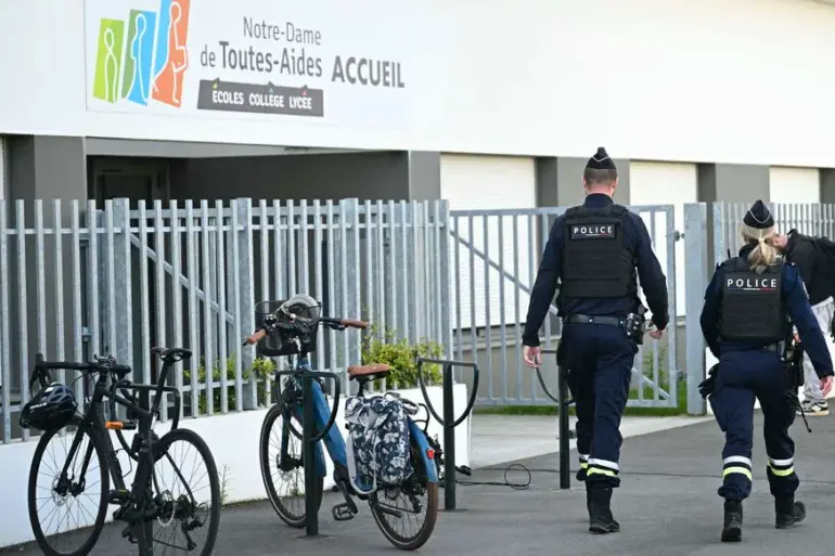Sécurité dans les écoles : un débat récurrent après une attaque mortelle