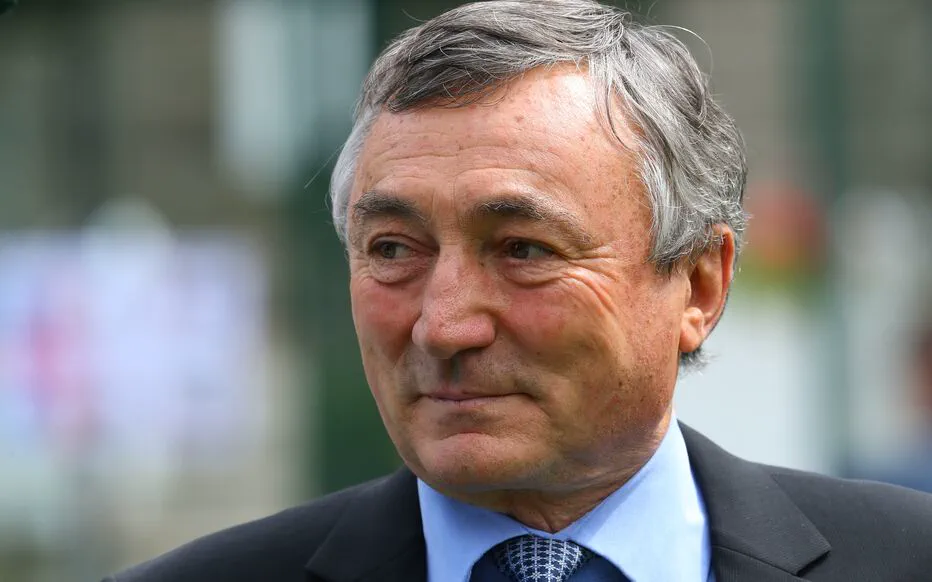 Un grand-père passionné par l'équitation met en avant son petit-fils