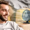 Un mini-ventilateur de bureau pour se rafraîchir confortablement