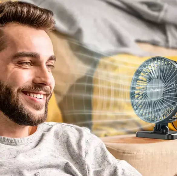 Un mini-ventilateur de bureau pour se rafraîchir confortablement