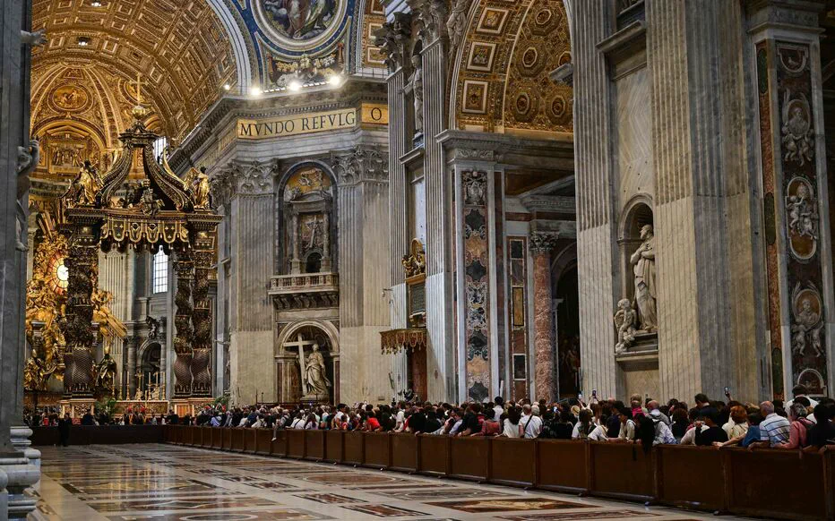 Une Française de 83 ans parmi les premiers fidèles au cercueil du Pape François à Rome