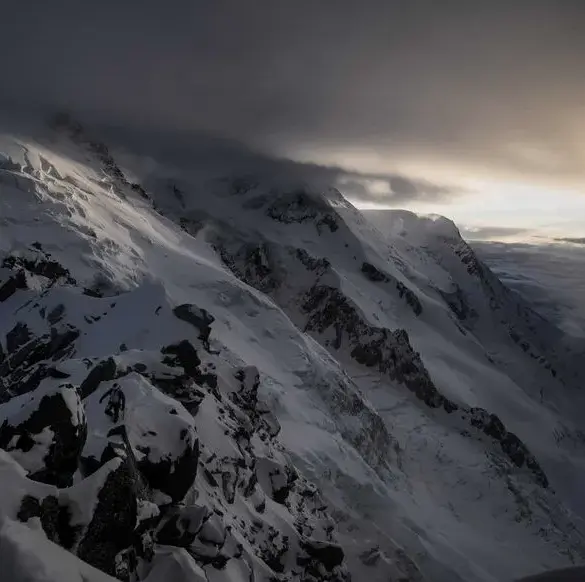 Drame au Mont-Blanc : un skieur expérimenté meurt dans une descente en pente raide