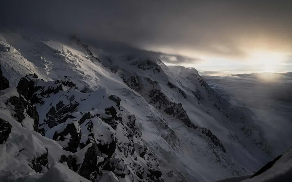 Drame au Mont-Blanc : un skieur expérimenté meurt dans une descente en pente raide