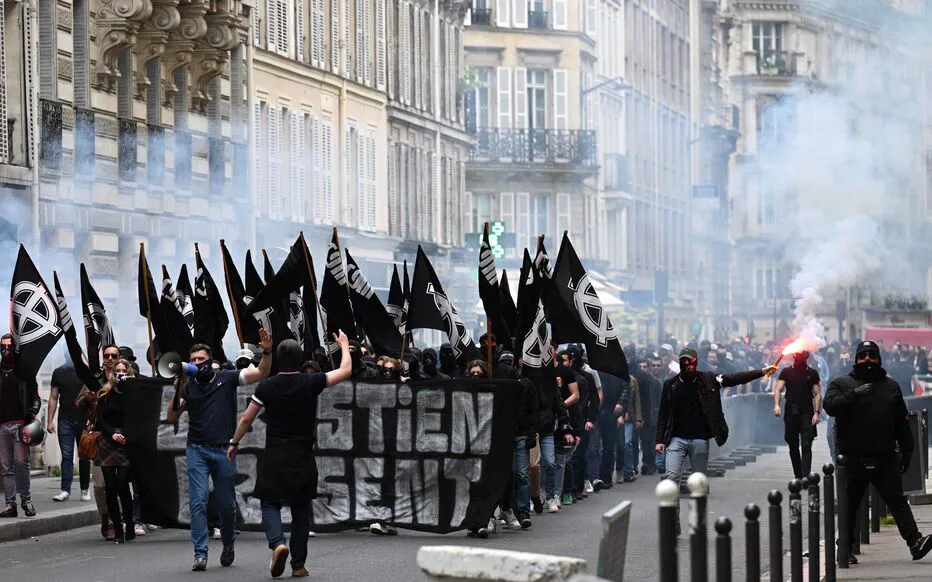 Drapeaux noirs et croix celtiques : le « comité du 9 mai » autorise à manifester