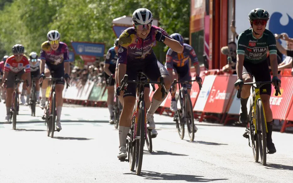 Incident tragique lors de la Vuelta Féminine : une spectatrice tombe d'un pont