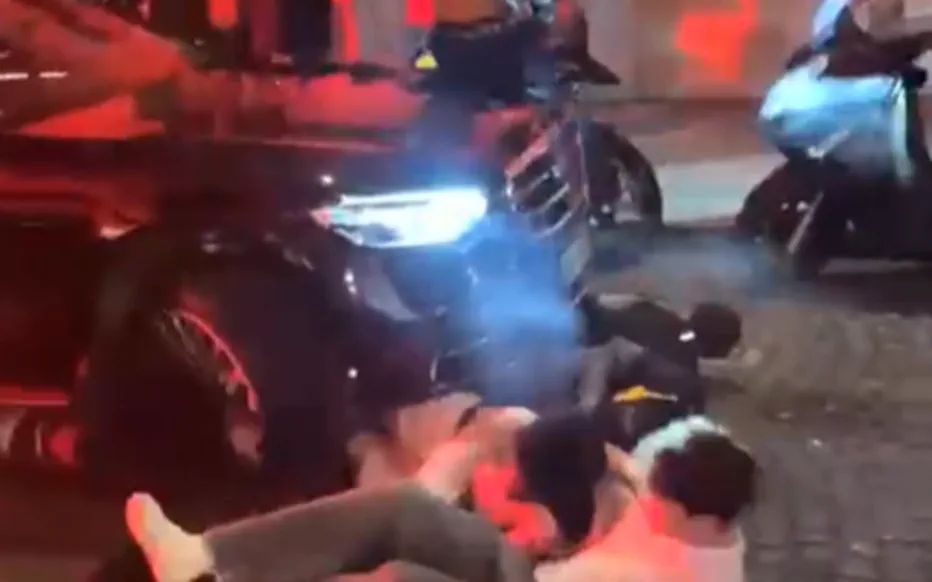 Le conducteur qui a foncé sur les foules des Champs-Élysées, blessant trois personnes, s'est rendu à la police.