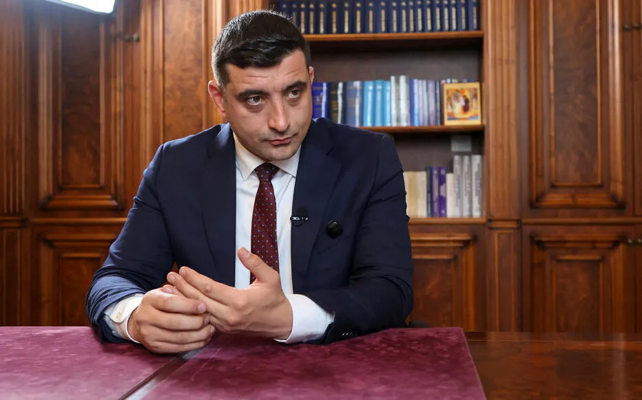 Les électeurs roumains participent au premier tour de l'élection présidentielle dans un contexte de soupçons d'ingérence russe