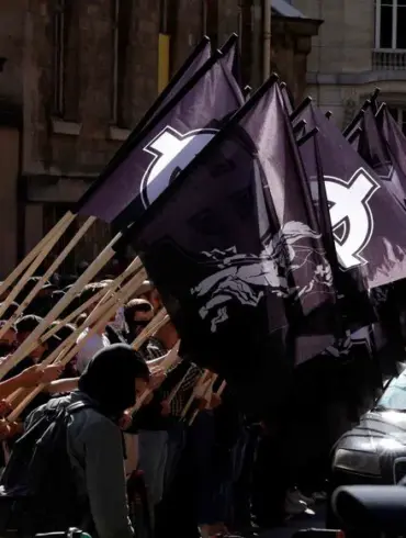Manifestation controversée à Paris : affichage de symboles controversés