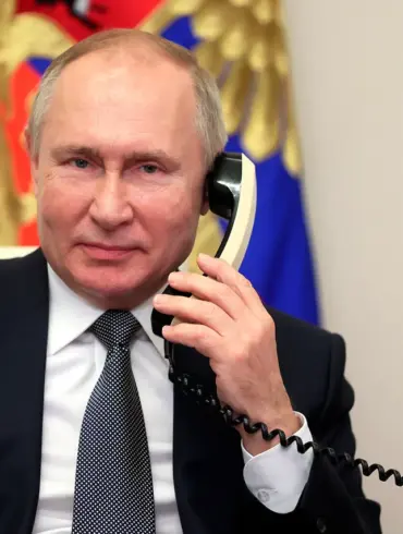 Poutine s'entretient avec un chef de district blessé et discute des fêtes de Saint-Nicolas