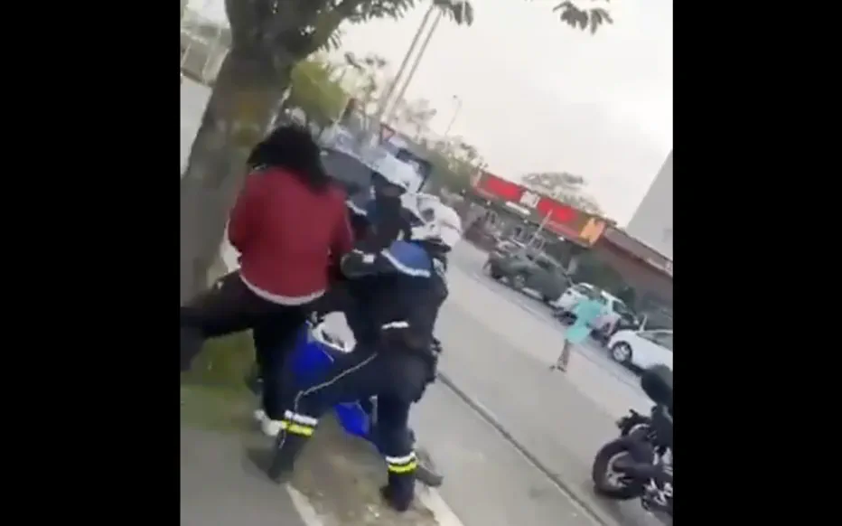 Violente altercation entre policiers et jeunes à Drancy