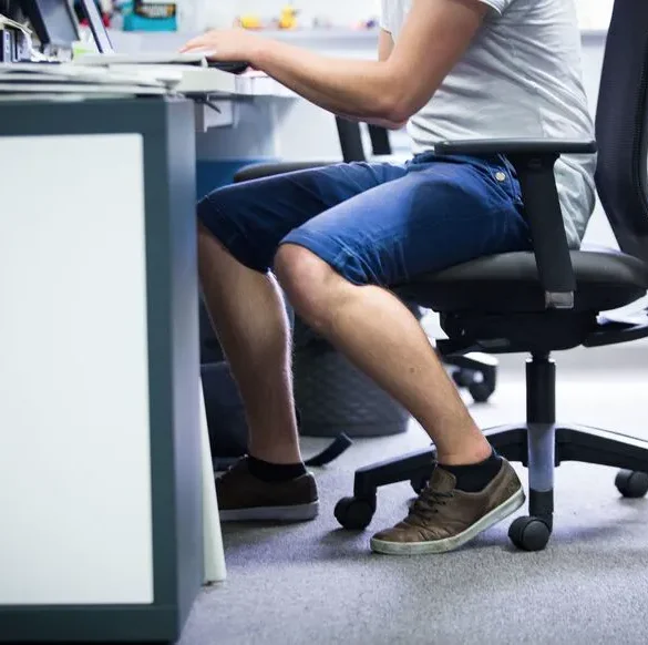 Comment s'habiller au bureau quand il fait chaud : vos droits et les règles à connaître