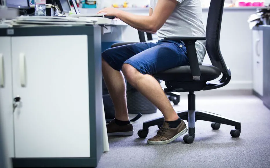 Comment s'habiller au bureau quand il fait chaud : vos droits et les règles à connaître