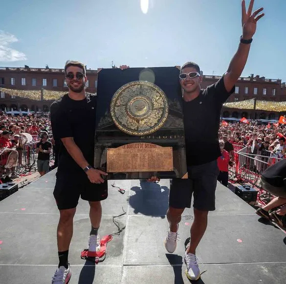 Des milliers de supporters du Stade Toulousain ont célébré leur victoire lors d'une manifestation colorée et enthousiaste.