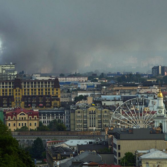Des soldats ukrainiens traversent le Dniepr en bateau gonflable, mais des problèmes logistiques et des erreurs de navigation ont compromis leur mission.