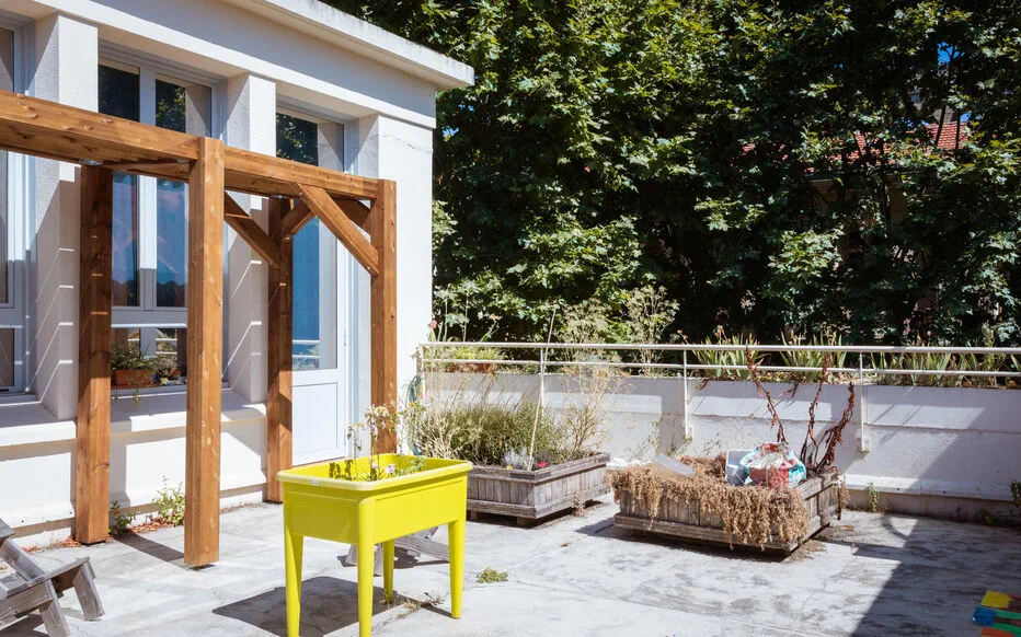 Julien dans une situation délicate : la fermeture d'une crèche locale le met au défi