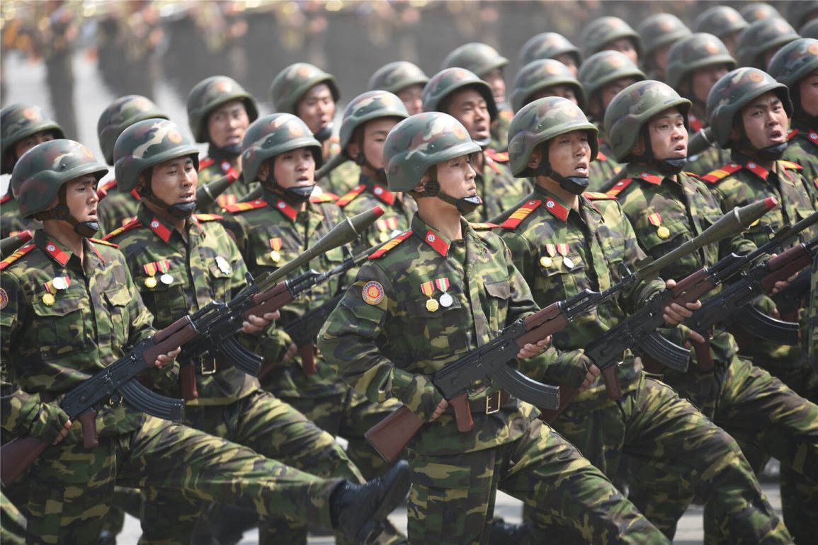 La Corée du Nord renforce son soutien militaire à la Russie en envoyant des troupes et des armes.