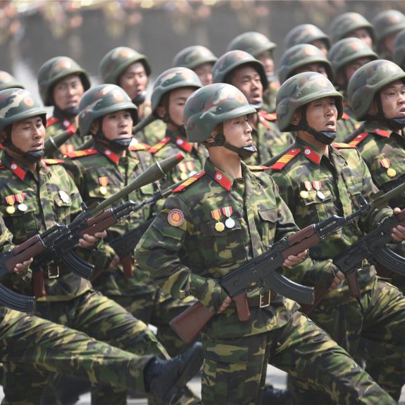 La Corée du Nord renforce son soutien militaire à la Russie en envoyant des troupes et des armes.