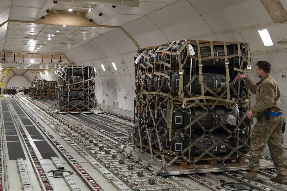 Les États-Unis déploient des avions de transport près du golfe Persique en réponse aux tensions avec l'Iran