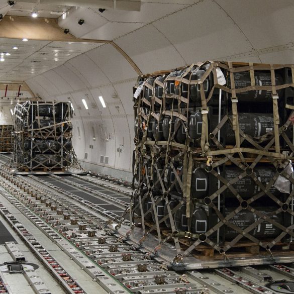 Les États-Unis déploient des avions de transport près du golfe Persique en réponse aux tensions avec l'Iran