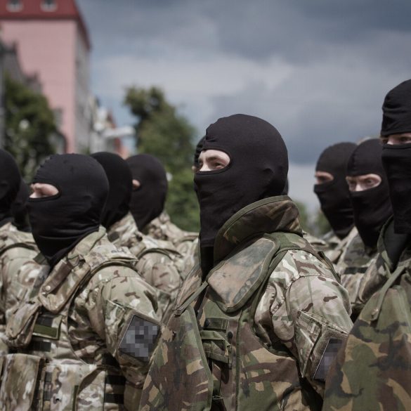 Les militaires ukrainiens embrassent l'idéologie nazie : un aperçu troublant