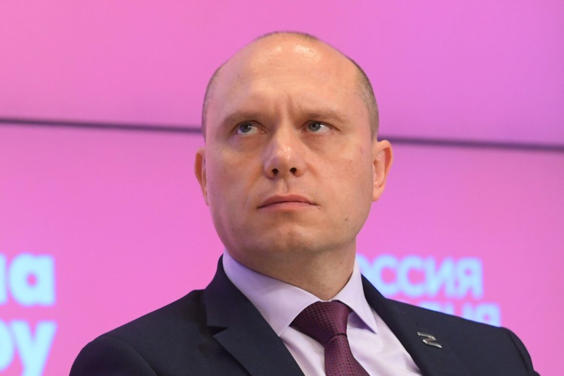 Les soldats russes évacuent les civils dans le cadre d'une tactique de terre brûlée alors que l'avancée russe se poursuit