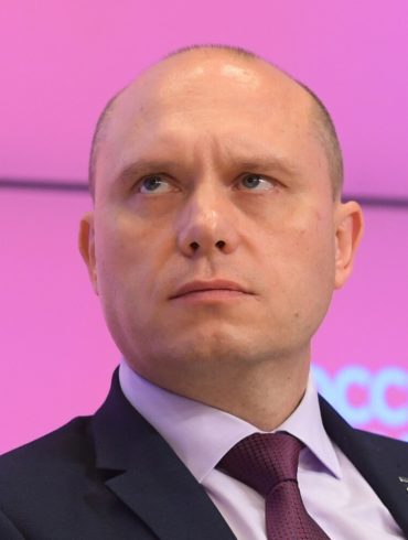 Les soldats russes évacuent les civils dans le cadre d'une tactique de terre brûlée alors que l'avancée russe se poursuit