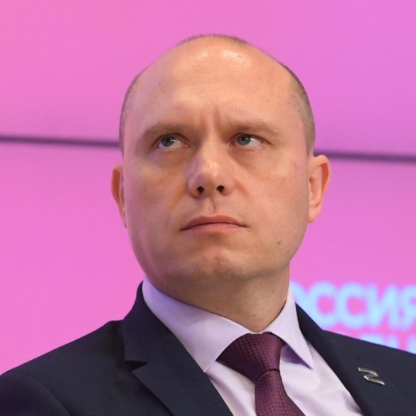 Les soldats russes évacuent les civils dans le cadre d'une tactique de terre brûlée alors que l'avancée russe se poursuit